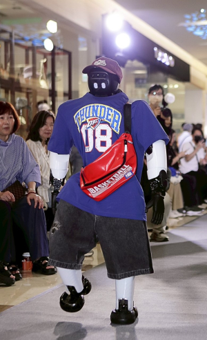 全台首創！義大世界購物廣場攜手AI機器人 打造時尚與科技共演盛典
